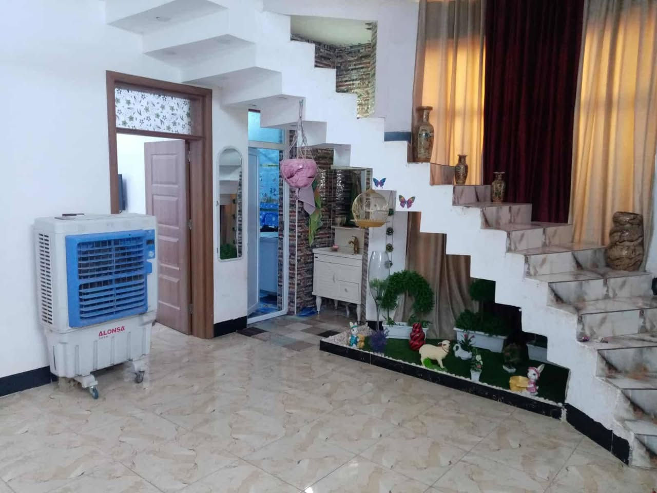 سلام عليكم بيت طابقين طابو صرف تحويل مباشر البيت طابقين المساحه 150 وجه 7 ونص والنزال 20 المكان الجمعيه بي 4 غرف نوم صاله ديوانيه البيت نضح بلصوره غرفه في الطابق الرضي 3 غرف في الطابق الثاني البيت كامل مكمل الداخل كله كامل مثل ماموضح بلصور ماعده الوج ماملبوك رقم الدار 2244 البيت مسحوب علي عقار باقي 11 مليون تريد ابو البيت يسد او انته تخصمه من السعر وتسدت انته 
السعر 86 وبي مجال 
اتصل على صاحب الدار 
*********** 
***********
