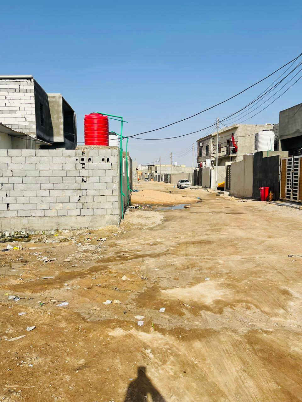 قطعة للبيع في زين العابدين مقابيل اسواق ابو حيدر
مساحة القطعة 138 متر وجه 6 متر ونزال 23متر 
الارض طابو صرف زراعي {25} 
بسم عراقي وكالة ومكاتبة ونسخة من الطابو 
خدمات ماء وكهرباء وشارع 9 متر
القطعة تبعد عن الشارع العام 500 متر فقط 
وعن شارع زين العابدين 150 متر 
السعر 22 مليون قابل للتفاوض 
للاستفسار اكثر اتصل على الرقم 
*********** البصرة, العراق
