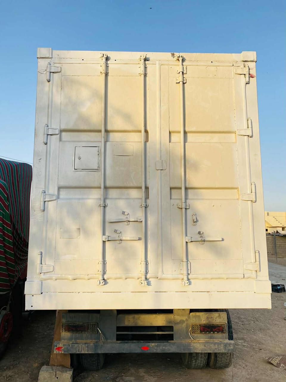 سلام عليكم للبيع  نساف مال حنطه الطول 12 متر وربع رتفاع مترين 36 سانتيم 

ثلاث دناكير لعاب تاير مزوج طخم جديد 

مكفول من كلبه كسر شاصي شرط 

جاهز ئي نقص مابي 

المكان كركوك قضاء الحويجه 

السعر والستفسار على رقم ***********
