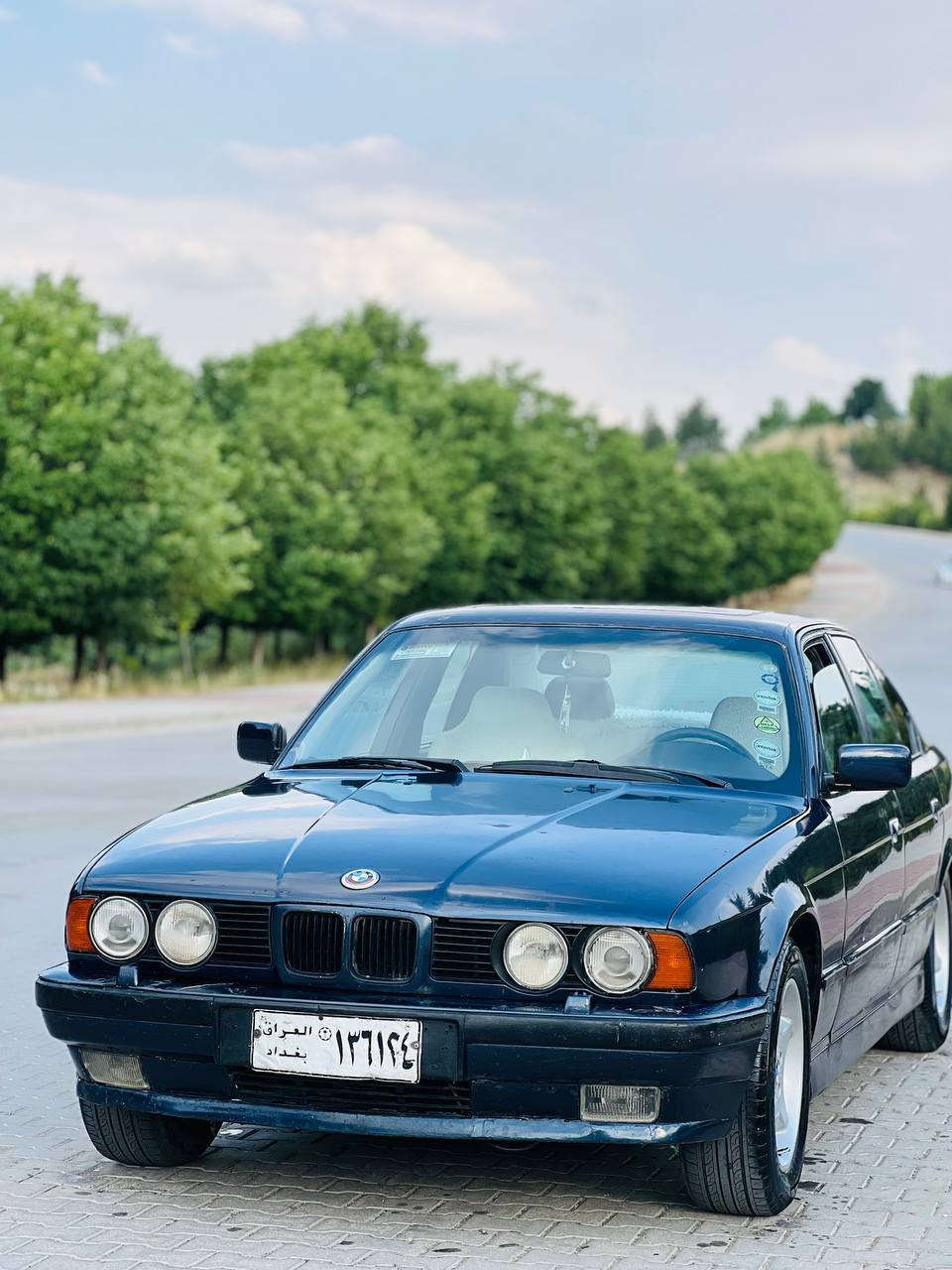 سەرەتا بەناوی خوا ماشاللە لەماڵی هەموو لایەک 
BMWبۆفڕۆشتن 
نموونه يي نيه له جوانيا 
مۆدیل 1991 ئارم پلاستيكه  به شه رتي ئارموو ئه وه لياتت 
موسوو براوه ش به شه رت
مکینە 525 كه پس ديجيتال گیڕ عاديه   به شە رتي گيرو مه كينه  هه لمي ده مي نيه 
كاره باهي هه مووي ئيش دكات  
دوو جام كاره باهيه  سلايته  قفل مه ركه زيه سيدي هه موو شتيكي مزبوتت 
گيچه كاني هه مووي ئيش دكاتت 
 چوار تايه و ويلي تازه تازه يه
سه ياره كي تا بليت توندوو توو  مالي دووسته 
پيشو دواي كه پسه هيچ ده عمو ليدراوي نييه
نرخ (( 29گه لا معاله ي برايانه)))
***********
*********** 
له سليمانيه سياره كه
