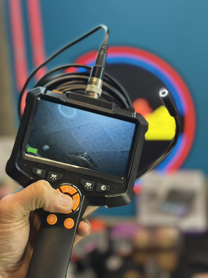 كاميره اماكن نحسه 40 الف واصل لبيتك

هذا الجهاز هو منظار فحص صناعي (Industrial Endoscope/Borescope) يستخدم لفحص الأماكن الضيقة وغير القابلة للوصول. 
شاشة العرض: يأتي مع شاشة بحجم 4.3 بوصة من نوع IPS عالية الدقة. 
الكاميرا: يحتوي على عدسة كاميرا بقطر صغير (مثل 8 ملم أو أقل) ومقاومة للماء. 
البطارية: مزود ببطارية قابلة لإعادة الشحن بسعة 2000 مللي أمبير في الساعة. 
الاستخدامات: مثالي لفحص محركات السيارات، أنابيب الصرف، أو أي معدات ميكانيكية تحتاج لفحص دقيق.


**إذا كنت صاحب هذا الإعلان وتريد حذفه لأي سبب، رجاءا أرسل رسالة إلى الدعم الفني**