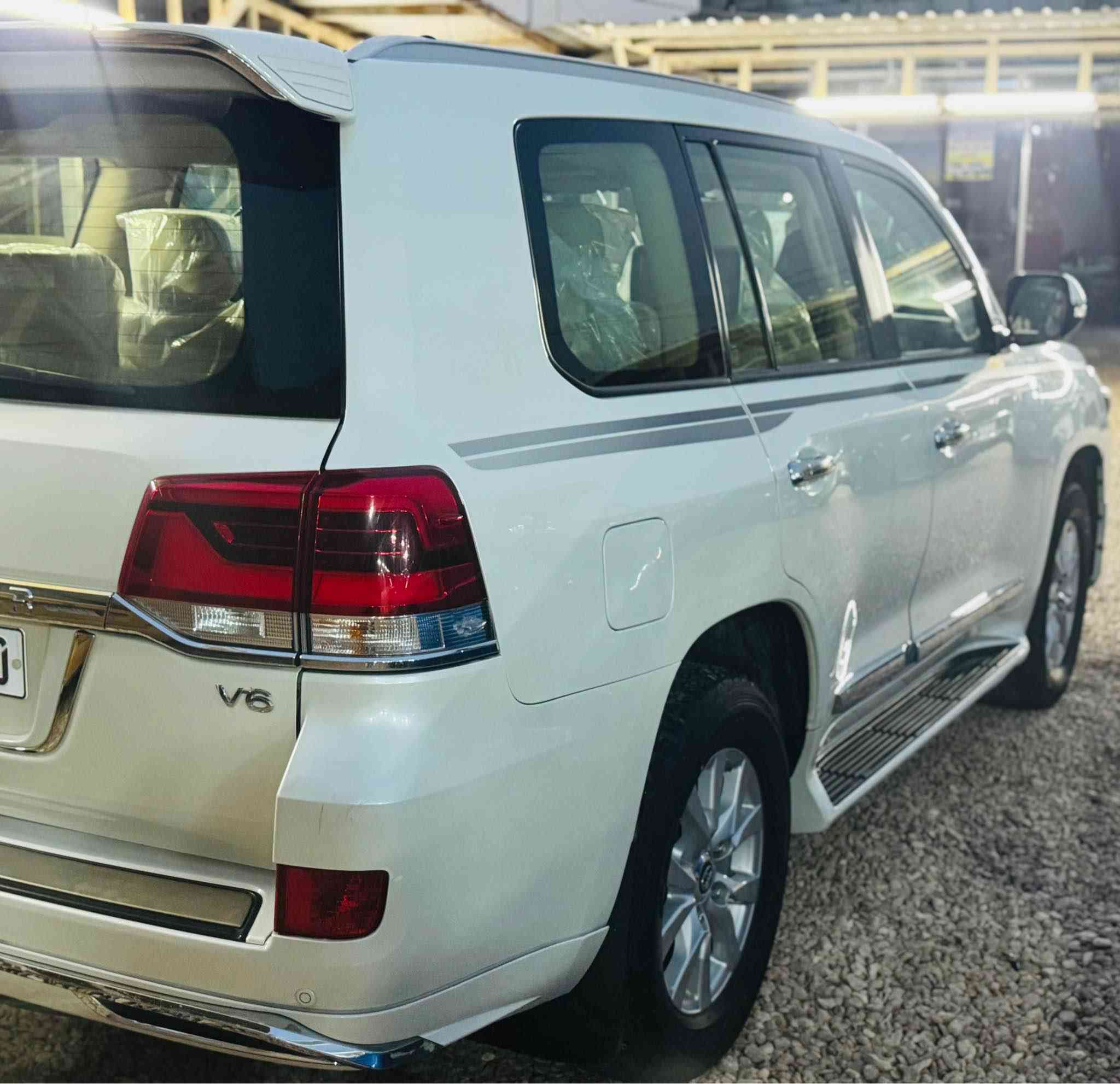 للبيع ***********السعر 490لاندكروز موديل 17 اصل وايت ادشن ثلاث شاشات ماشيه 97 حقيقي مكفوله من الصبغ والضربة والتبديل شبر بارد بل دور فقط محرك 6سلندر رقم بغداد تحويل مباشر السيارة جديدة جدا وجاهزه من كولشي السعر 490 مكان السياره كربلاء المقدسة كربلاء, العراق
