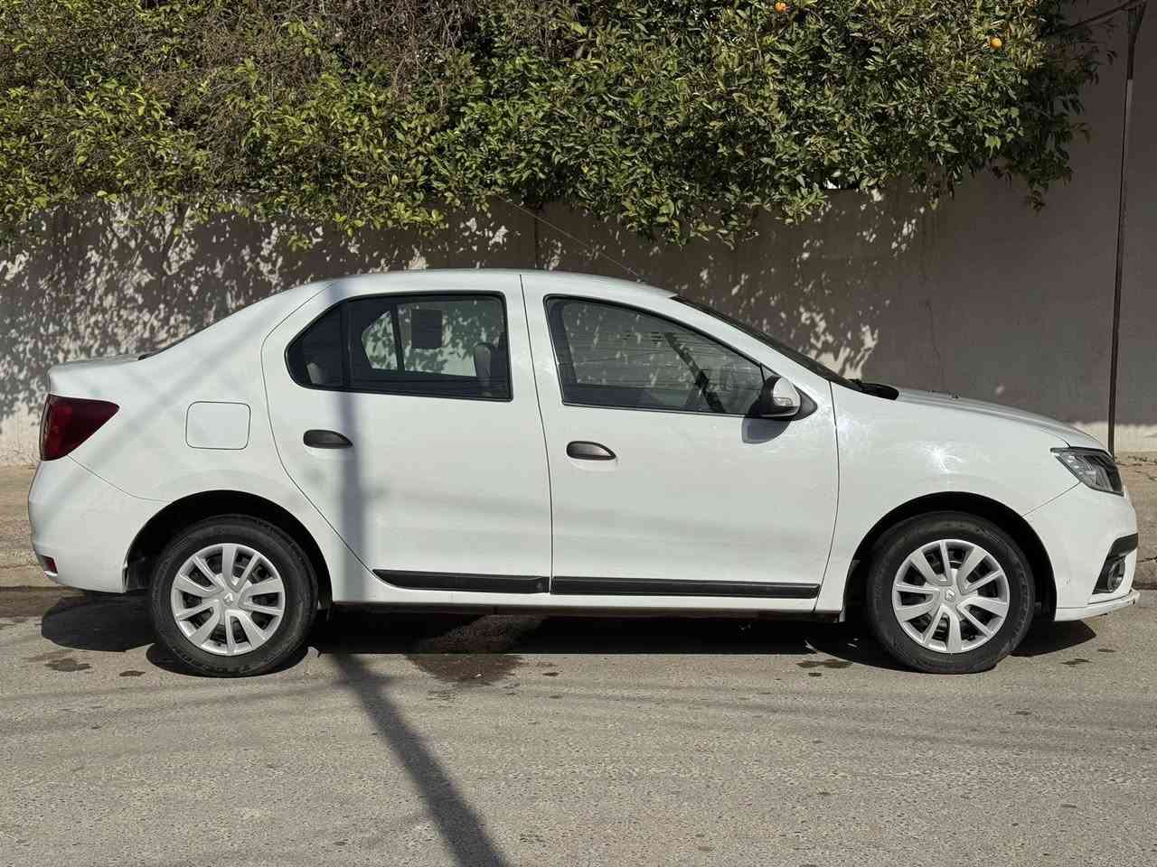 السلام وعليكم رينو سمبل للبيع 2019 ضررها جاملغ الورا وباب صبغ جهة السايق طخم جديد السعر 82 مجال بسيط جداً للتفاصيل الاتصال على الرقم:***********
