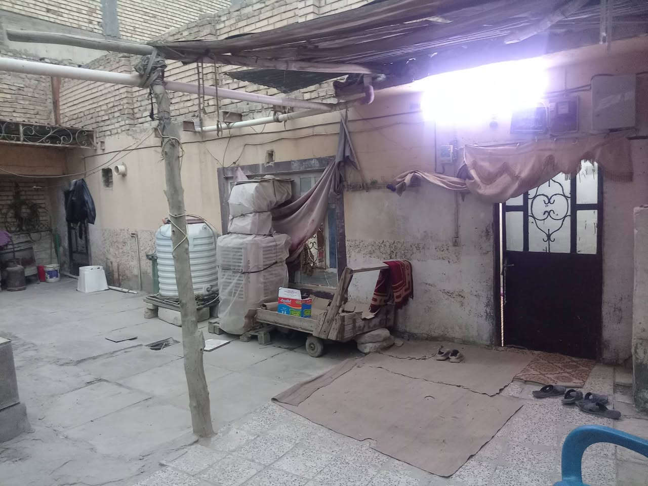 دار للبيع صابو صرف مقابيل المصرف بناء قديم بالفرع بي غرف 2 وهول ومطبخ واذا ليجار مؤسسة او محد مال طلاب عادي ***********
