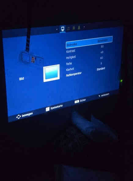 الســــــلام علـــــــيكم بروجكتير بلازمه يعرض على الحايط دقه HD ينربط على مبايل كلش حلوه وياه ريمونت سعر 35الف اني اخذته ب 60 الف والله صارلي سبوع
