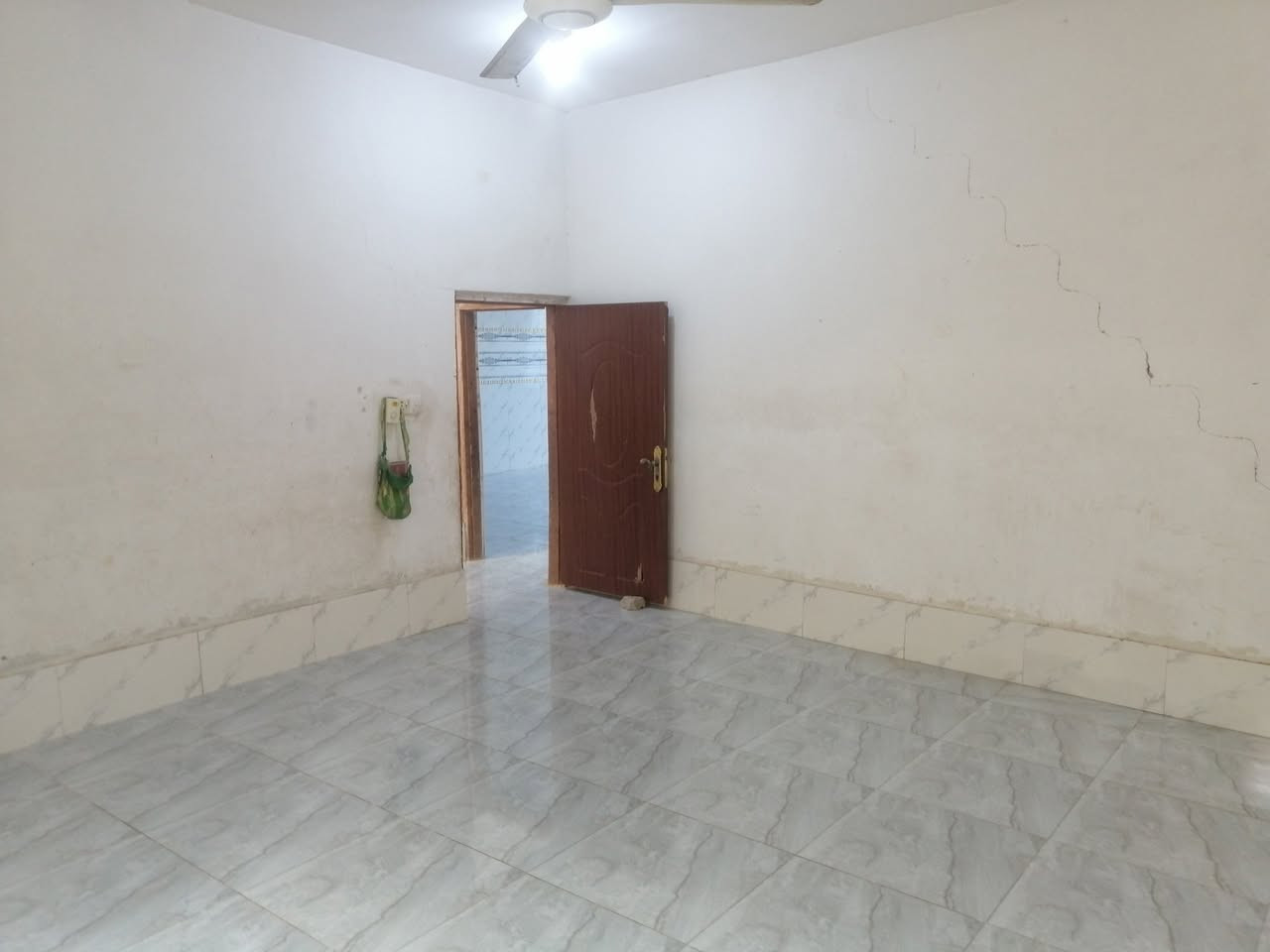 سلام عليكم بيت للبيع حي عداي مساحه 200 متر بيت كامل قريب علا مدرسه الشعب طابو ملك صرف بنآء حديث للاستفسار الاتصال على الرقم ***********
