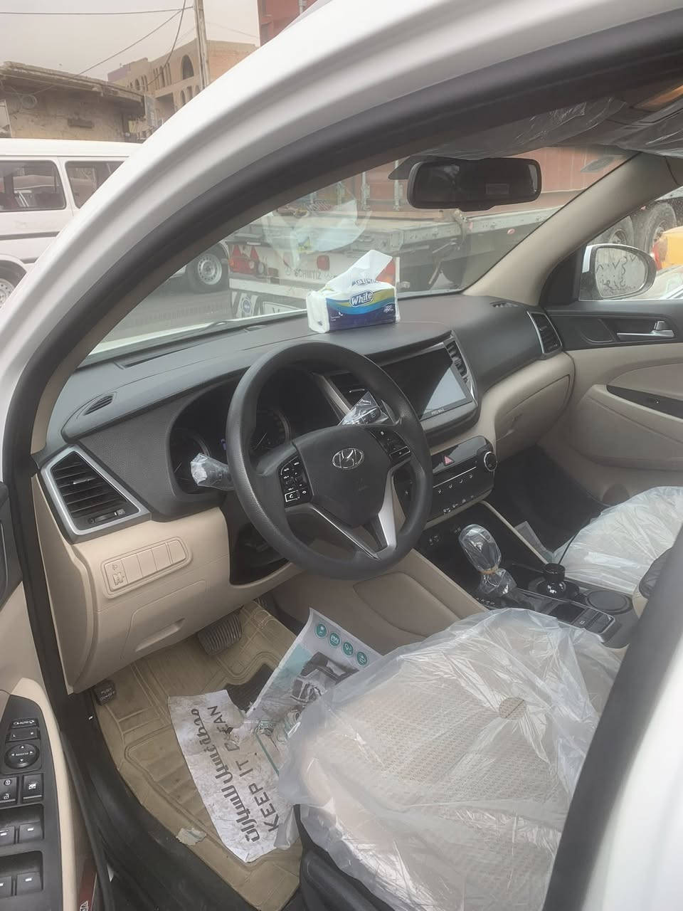 السلام عليكم توسان موديل 2017 سياره حلوه ونظيفه بيها فقط بنيد مبدل نفس لون المكان الاعظميه قرب جامع عساف السعر (165$)بيها مجال بسيط رقم هاتف ***********
