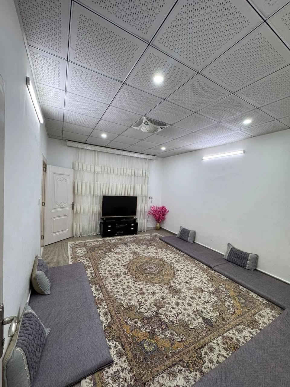 كود رقم 925
منزل للبيع في #هولير_ستي 
مساحه 200 متر 
يتكون من 
2 غرف نوم _ استقبال _مطبخ_صاله 

البيت جداً نظيف موقع مميز 
يوجد معه محلين تجاري تتأجر 400 ألف 
على شارع 20 
ماء + كهرباء ممتازه 
للمزيد من المعلومات يرجى الإتصال على الأرقام التالية 
***********
***********

 #عقارات_اربيل #بيع_وشراء #شركة_باب_النجاح_للعقارات أربيل, العراق
