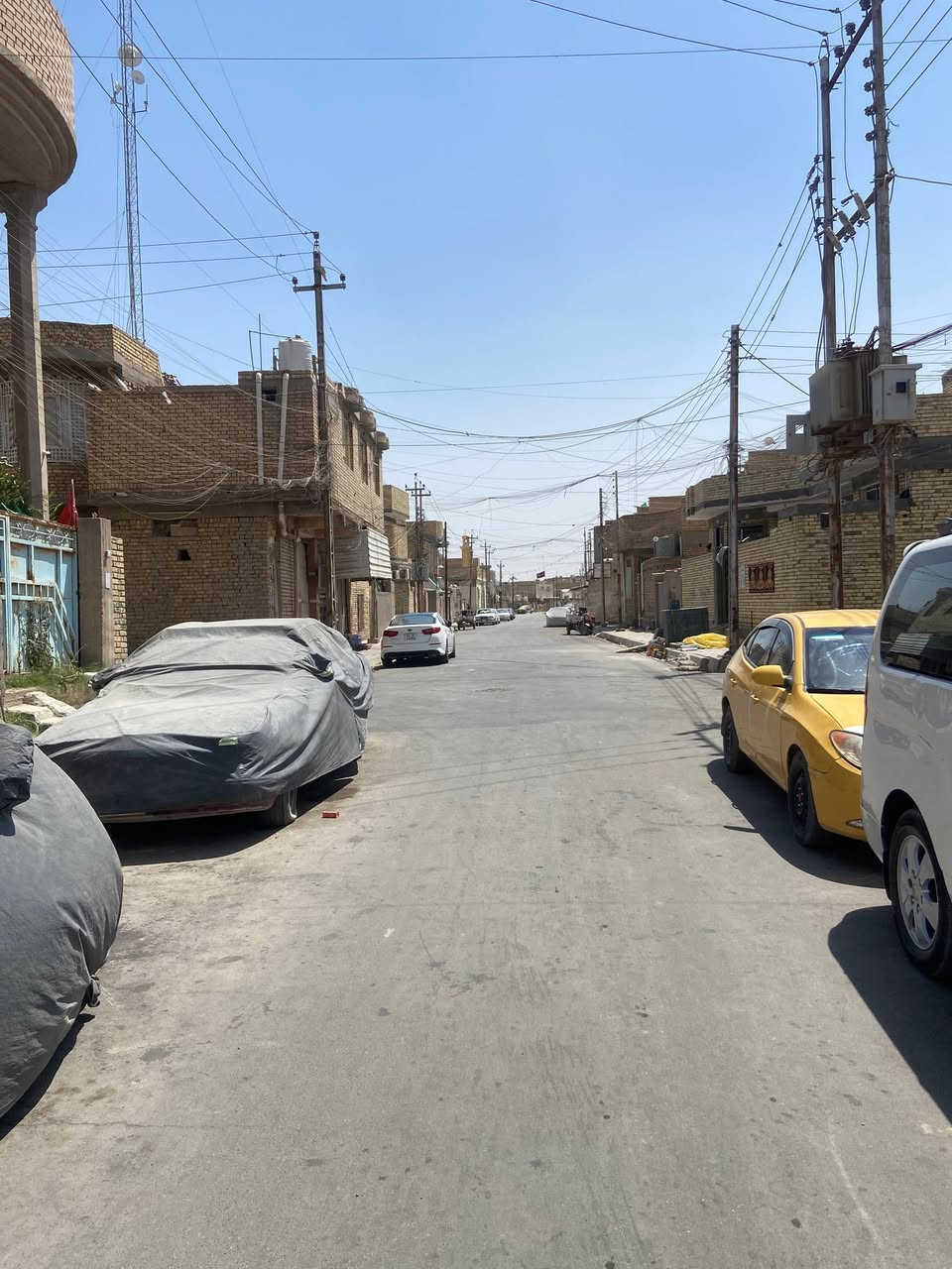 البيت مساحه 200 للبيع
الواجهيه10 
يحتوي البيت ستقبال +وهول +غرفتين والثالثه فوك  +مطبخ بارد وحار +بناء  كونكريت مسلح 
ويحتوي على صحيات غربي وشرقي حاوي النهضه شارع شيخ تحسين.  للاستفسار  الاتصال على الرقم ***********
