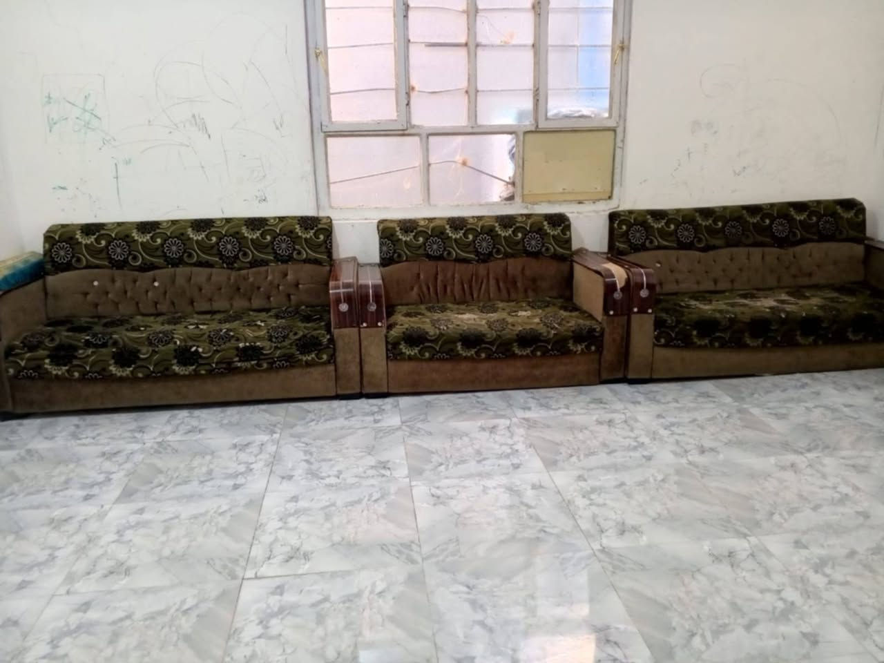 اغراض للبيع
تخم 8 مقاعد سعر 100 بي مجال 

ميز طعام سعر 80 بي مجال بسيط 

كاروك الابيض ب 100 

كاروك وردي سعر 60 

غرفه سعر 900 بيها مجال

بيع مستعجل


**إذا كنت صاحب هذا الإعلان وتريد حذفه لأي سبب، رجاءا أرسل رسالة إلى الدعم الفني**