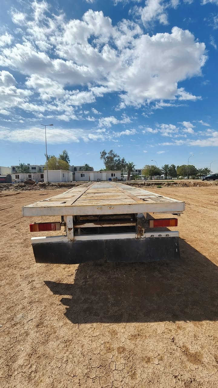 السلام عليكم ورحمه الله وبركاته
#للبيع 
 عربانه اوربيه
ثلاثة محاور مربع بيبي
كهربائيات
سطحته خشب جديد
جنل نضيف
 شاصي كلش نضيف وجديد
وياله طخم 
رجلين نضاف 

#رقم_المبايل ***********
