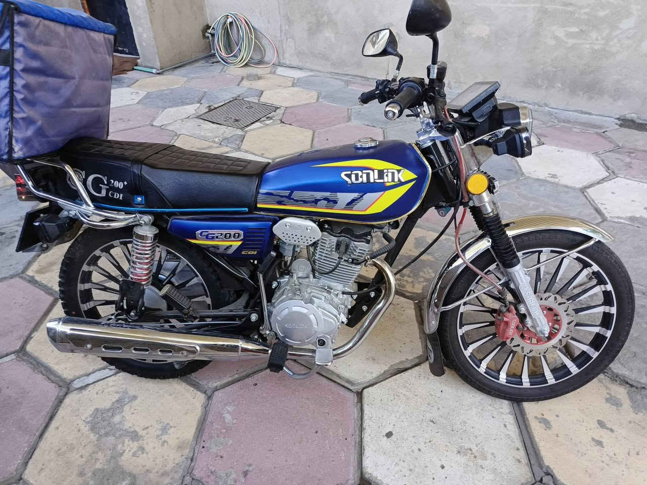 السلام عليكم دراجه سونلنك ايراني محرك ٢٠٠ سيسي الدراجه بعدها لوك مكفوله من كلشي الدراجه ماشيه ١٦٠٠ كيلو وقابله للزياده الدراجه اوراق المعرض كامله بصمه وسويج الدراجه رايدها ب ٨٥٠ الف قفل للاستفسار الاتصال على الرقم *********** أو مراوس حسب القناعه
