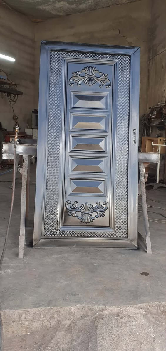 بۆ دروست کردنی هەموو جۆرە دەرگاو پەنجەرەیەک و کاری ئاسنگەری بە نرخێکی گونجاو***********
