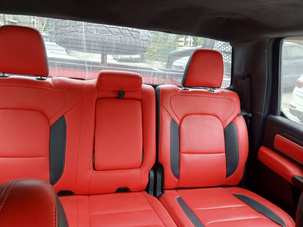 رام بك هورن لوني ستر 
مكينه ٨ سلندر ٥٧٠٠ هيمي 
فول مواصفات بدون فتحه 
السياره مصبوغه بالكامل
السعر ٢٧٠٠٠$
التواصل *********** متوفر واتساب 
السياره بدون ارقام
