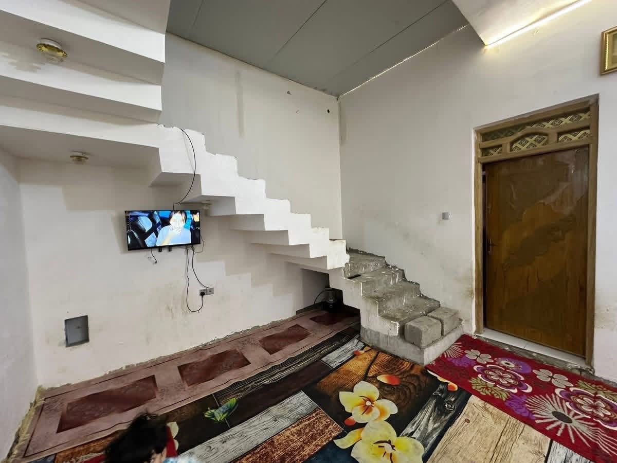 دار سكن زراعي
مساحة 150م ركن

موقع الدار 📍 خلف مدرسة الحبيب المصطفى الأهلية وقريب جداً من شارع الحولي.

تفاصيل الدار:
 • غرفتين نوم
 • صالة
 • مطبخ
 • حمام
 • طارمة أمامية

📌 ملاحظة:
البيت يحتاج نواقص بالأرضية فقط، باستثناء غرف النوم أرضيتها كاملة وجاهزة.

📐 المساحة: 150 متر – ركن
السعر ٥٨ 
📞 للاستفسار والتواصل: ***********

#الدناني_للعقار #عقارات_الشطرة #عقارات_ذي_قار
