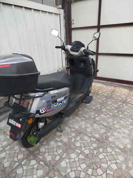 ‏دراجه گفنگ الحجم الكبير للبيع 
‏ملف 2000 واط 
‏بيها نظام رجوع ( بك ) 
بيها سماعات بلوتوث من الشركة 
‏اشاير يمنه يسره 
‏لايتات عالي ناصي مع زنون
‏ وتعمل بنظام الكارت والسويچ

قبل شهر اخذتها
‏السعر 900 وبيها مجال
للاستفسار الاتصال على الرقم او واتساب 
***********
‏
‏
