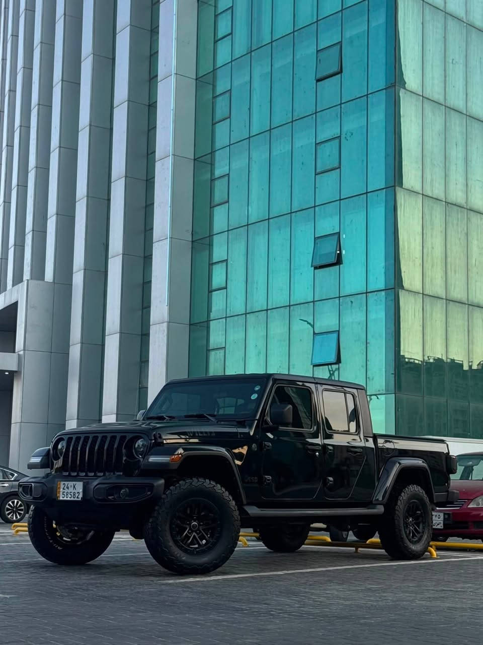 السلام عليكم
👑JEEP GLADIATOR 👑         

جيب گلاديتور 🖤🥋

لون مميز🫡 

اسود بويه اسود⚫️

رقم وسنويه جديد 

هزه وفحص كله جديد

‏‎الموديل:2022

‏‎المحرك : V6.  3.6L .

‏‎العداد. 43000 ميل

السياره كلين
الضرر حافه البدي جوه البكلايد على كد شبر اهنا مضروبه بدون دواخل سياره جديده بمعنى الكلمه  

المواصفات

*لايت وبك لايت لد اصل شركه
‏‎* دفع رباعي 4x4 .
‏‎* ويل للطرق الوعرة قياس 17 انج. 
*مقاس اطار 315/70/17
‏‎* مساحة تخزين اضافية تحت المقاعد الخلفية .
‏‎* شاشه 7 أنچ . 
‏‎* كاميرا خلفية مع امكانية التقريب (زوم) .
‏‎* حساسات خلفية .
‏‎* نظام (Auto Break System) مانع تصادم خلفي .
‏‎* مرايا مع خاصية التعتيم الذاتي  .
‏‎* تشغيل عن بعد .
‏‎* دخول ذكي (بصمة) .
‏‎* سقف 3 قطع قابلة للازالة .
‏‎* ابواب قابلة للازالة .
‏‎* زجاج امامي قابل للطي .
‏‎* غطاء للصندوق الخلفي قابل للطي .
‏‎* عزل كامل للصندوق والباب الخلفي مقاوم للخدوش .
‏‎* إضاءة داخل الصندوق الخلفي . 
‏‎* ماخذ للتيار الكهربائي .
‏‎* منظومة كاملة للقطر (السحب) . 
‏‎* نظام (Auto Start System) التشغيل والاطفاء الاوتوماتيكي للتوفير في صرف الوقود .
‏‎* محدد سرعة . 
‏‎* تلفون بلوتوث . 
💵💵السعر خاص💵💵
العنوان 📍اربيل
او اي استفسار الاتصال
☎️***********
☎️***********
