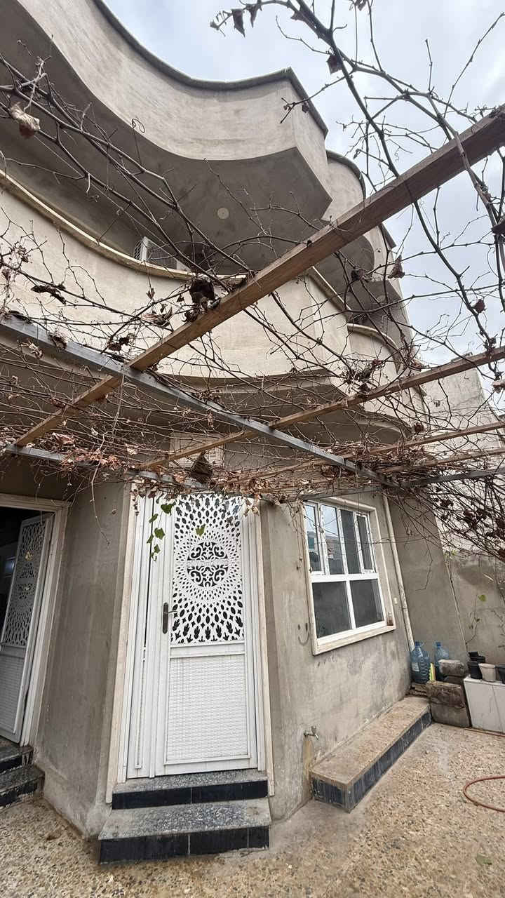 السلام عليكم 

دار للبيع 🏠 

الموقع 📍
حي السماح الاركان قرب سايدين 30 اول فرع 

المساحة / 150م طابق ونص 

 الطابق الاول: هول واستقبال ومطبخ وصحيات 
وغرفتين نوم ومناور عدد ثنين 

الطابق الثاني : غرفتين نوم وهول وصحيات 

البيت بناء حديث كما موضح بالصور 

للاستفسار التواصل ؏ الارقام التالية :

اسيا / ***********
كورك / ***********
