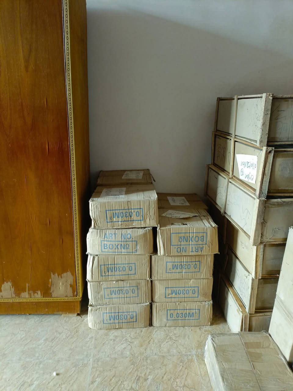 معرض الحافظ لبيع وشراء الغراض المنزليه المستعمله العنوان القاطع مقابل حي الصناعي بادارت ابو عبد الله رقم الهاتف ***********. ملاحظه يوجد لديناثريات سقف غير مستعمل فياس 90سانتيم ضخامه وجماليه وبأسعار مناسبه موجوده في النشر معه الكراتين
