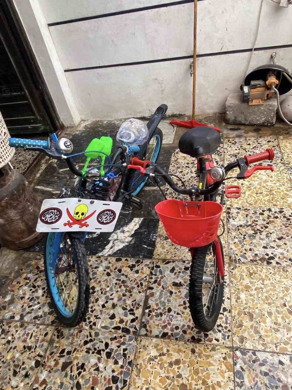 سلام عليكم بايسكلات للبيع مكاني بغداد الدوره وهذا رقمي السعر الواحد ب٣٥   إذا ثنينهن ب٦٠ قفل واحد حجم ٢٠ والثاني حجم ١٦/***********
