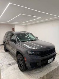 جيب شيروكي 7 راكب  2024 بلاك توب  305سعر بيه مجال اتصال 07805343233