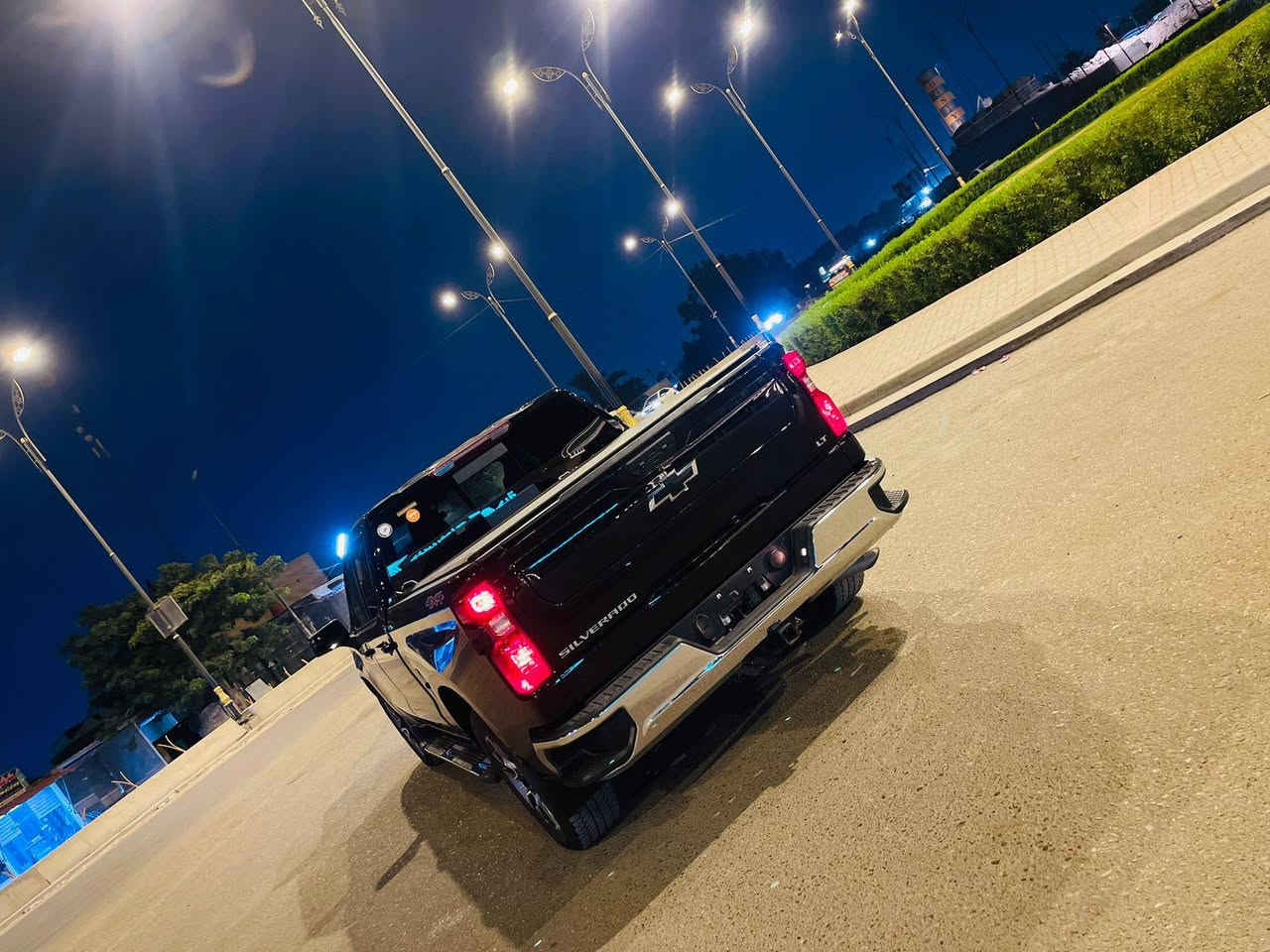 سلام عليكم
شوفرليت سلفرادو لون اسود
موديل 2023
سيارة 4×4 فورويل 
باب طويل بدي قصير المرغوب 
باب البدي قطعتين درج كهرباء
جامه عل بدي كهرباء
موصفات LT 
تحديد مسار
رادار امامي 
مانع تصادم امامي

Apple carply wireless 
Android auto wireless 
تدفئة مقاعد 
تدفئة ستيرن 
كروز سرعه تفاعلي 
بيه نظام WIFI 
تشغيل عن بعد 
فتح قفل ذكي بدون مفتاح 
لايت auto beam ذكي
محرك 2.7 تيربو المرغوب 
كفر حوض جلد اصلي

و بعد بيه هواي موصفات خير و بركة 
السيارة رقم بغداد باسمي

ماشية 20000 ميل 
 بدون تبديل او صبغ 
تبديل دعامية 
بيها بارد وتكحيل بسيط
***********
السعر 325 وبيها مجال
