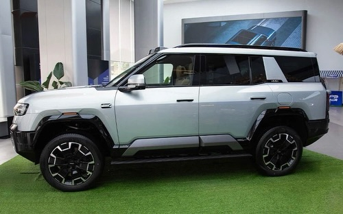 سياره تستحق كل دينار يندفع بيها قيمه حقيقيه مقابل سعر السيارة المعروضة هي BYD Leopard 8، وهي سيارة دفع رباعي هجينة قابلة للشحن (PHEV) فاخرة ومتوسطة إلى كبيرة الحجم من إنتاج شركة BYD الصينية. 
تتميز السيارة بمحرك توربو سعة 2.0 لتر ونظام دفع رباعي مزدوج المحرك، وتأتي بنسخ تتسع لـ 6 أو 7 ركاب تبلغ أبعاد هيكل سيارة BYD Leopard 8 SUV 5195/1994/1875 ملم (أو 1905 ملم مع حامل الأمتعة
‎أبرز المواصفات
* القوة والأداء:
    *   تصل القوة الحصانية   المجمعة إلى 939 حصانًا.
    * عزم الدوران يصل إلى 760 نيوتن متر.
    * التسارع من 0 إلى 100 كم/ساعة في 4.8 ثوانٍ.
* المدى والبطارية:
    * مدى هجين مجمع يصل إلى 1200 كيلومتر.
    * مدى كهربائي نقي (EV) يصل إلى 100 كيلومتر.
    * سعة البطارية تبلغ 36.8 كيلوواط ساعة.
* الميزات:
    * تتوفر بمواصفات "فلاغشيب" (Flagship) كاملة الخيارات،تشمل مقاعد بخاصية التدفئة والتهوية والتدليك، وشاشات متعددة، وأنظمة مساعدة ذكية للقيادة (مثل Huawei ADS 3.0).
    * تأتي بتصميم خارجي يوحي بالقوة مع هيكل صلب وقدرات ممتازة على الطرق الوعرة. 
كهرباء + بنزين | Plug in hybrid 
السيارة تقطع بفل البنزين مع الكهرباء ما يقارب ال 1200 كيلو متر 
حجم البطارية الكهربائية : 36.8 كيلو واط 
نوع البطارية : ليثيوم ايرون فوسفات 
❗️ تقطع بالشحنة الواحدة 125 كيلو متر ❗️
الاضافات : سقف بانوراما/ مقاعد جلد كهرباء امامية و خلفية / تدفئة و تبريد مقاعد امامية و خلفية/ مقاعد مساج امامية و خلفية / مقاعد خلفية مفصولة / شاشة امامية كبيرة متعددة الخصائص / شاشة جانبية متعددة الخصائص/ عداد ديجيتال/ كاميرات 360 درجة/ حساسات اصطفاف امامية و خلفية/ اضوية امامية Led/ اضاءة نهارية Led / كشافات ضباب امامية Led/ دفع رباعي بوضعيات متعددة/ ديفلوك/ فتحات مكيف خلفية/ مداخل شاحن موبايل Usb / Type C/ كاميرا داخلية/ مري طوي كهرباء/ فورمايكا داخلية / ثلاجة وسطية مع تحكم بدرجة الحرارة / مرشات جانبية كهرباء/ ابواب شفط  / عطر مركزي / سقف الكنتارا/ مقابض ابواب مخفية و اوتوماتيكية/ لوحة تحكم خلفية للمكيف 

Head up display | بروجكتر على الزجاج الامامي 
Devialet sound system | نظام صوتي 
Collision avoidance system | نظام تجنب الاصطدام 
Lane assist | تحديد مسار 
Auto park | اصطفاف ذاتي 
Blind spot monitor | حساس النقطة العمياء 
Ambiente lights | إنارة داخلية مخفية 
Wireless charger | شاحن لاسلكي 
Hill start assist | مساعد صعود التلال 
و العديد من الاضافات التي لم يتم ذكرها


**إذا كنت صاحب هذا الإعلان وتريد حذفه لأي سبب، رجاءا أرسل رسالة إلى الدعم الفني**