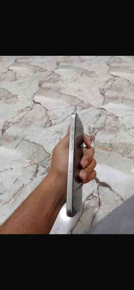 السلام عليكم  أيفون 15برو ماكس بطاريه 98 دورات شحن 196 جهاز ماستر لا مفتوح ولا مصلح غراضه كامله ويا حافضه ولسكه وراسيه اصليه مكاني بغداد تاجي ***********
