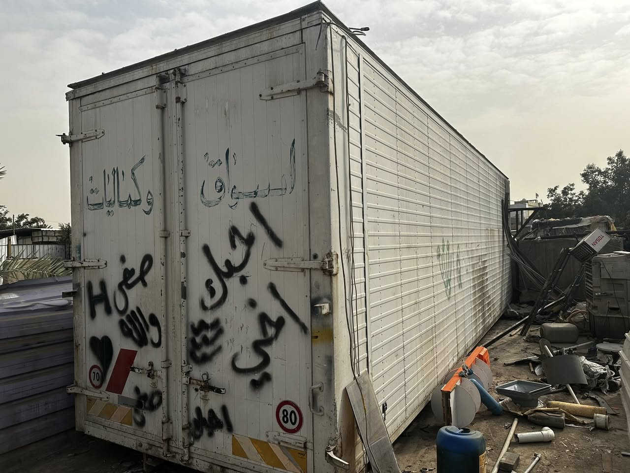 السلام عليكم  كرفان للبيع الماني الصنع من الداخل كله تغليف هو بالاصل براد حافظه للتواصل ***********
