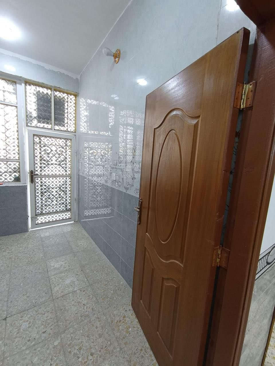 🔴المساحه100 متر واجهيه 7ونص  🔴
🌍الموقع / خلف محطه جسر بته التقسيم الجديد موقع حللو شارع يمر ع مدينه الثوره ومن جهه ع زوير الغربي ومن جهه ع شارع بغداد 
مجاري كهرباء تبليط امام باب البيت خدمات كافه
🔴السعررر//100وبي مجال
 💢
يتكون البيت من طابق واحد  
صاله .غرفه نوم .كلدور.صحيات.مطبخ 
🔴للاستفسار الاتصال                     ***********
