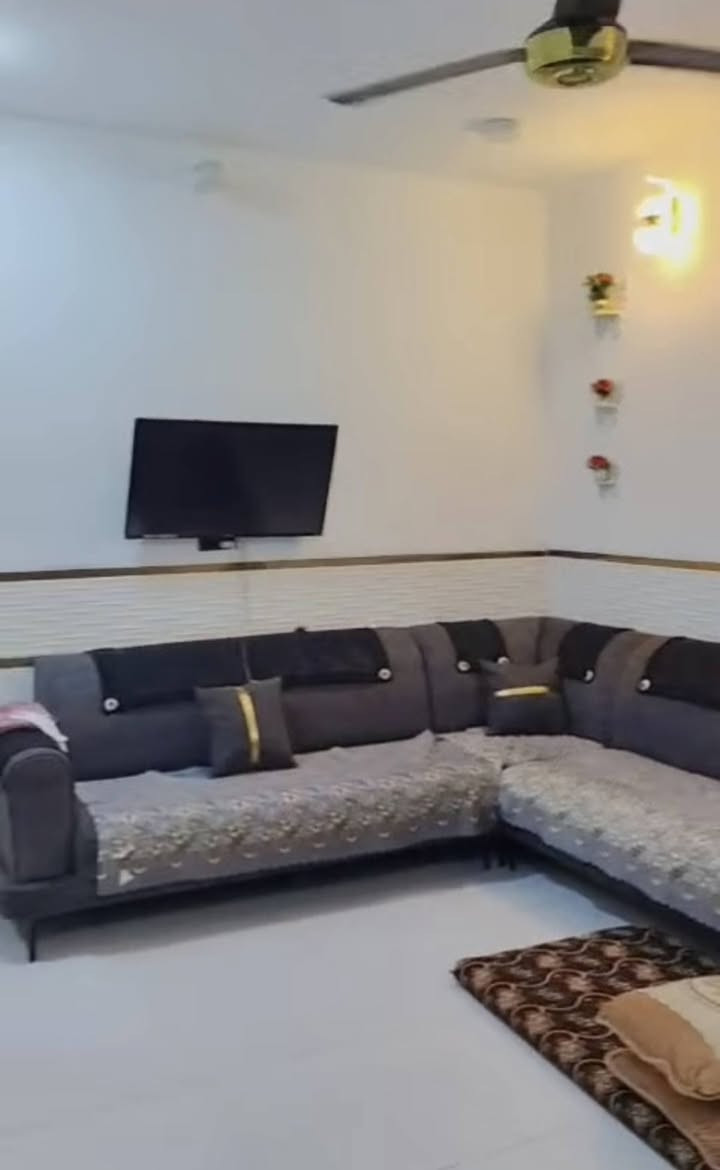 ## 🏠 **فرصة العمر.. بيت العمر بـ "دبل فاليوم" وبأسهل طريقة سداد!** 🔑
للبيع بيت بناء حديث (طابوق) بتصميم راقي جداً ونظافة من أعلى طراز، جاهز ومستوفي لكافة شروط **المصرف الاسكان** للتحويل الفوري.
📍 **الموقع المميز:**
 * **المنطقة:** قريب جداً من **جامع الشمري**.
 * **الخدمات:** الشارع مبلط ومرتب بالكامل، وموقع قرييييب جداً من كل المدارس والخدمات التي تحتاجها العائلة.
📐 **المساحة والتصميم:** 
 * **المساحة الكلية:** 250 متر مربع.
 * **التصميم الداخلي:** نظام (دبل فاليوم Double Volume) يعطي شرحة وفخامة خيالية للبيت.
 * **حالة السكن:** بناء جديد، "مسرمك" بالكامل ومن أرقى المواد، نظيف جداً وجاهز للسكن فوراً من كل النواحي.
💳 **تفاصيل الدفع والتسهيلات (عن طريق المصرف العقاري):**
 * **المقدمة:** 70 مليون دينار عراقي (وبيها مجال للشراي الطيب).
 * **المبلغ المتبقي:** 38 مليون دينار عراقي (تتحول بقسط شهري مريح جداً).
 * **القسط الشهري:** 200 ألف دينار فقط!
📞 **للاستفسار أو للمعاينة والاتصال المباشر:**
 * **رقم الهاتف:** [***********]
 * **التواصل:** متوفر اتصال هاتف أو واتساب.
