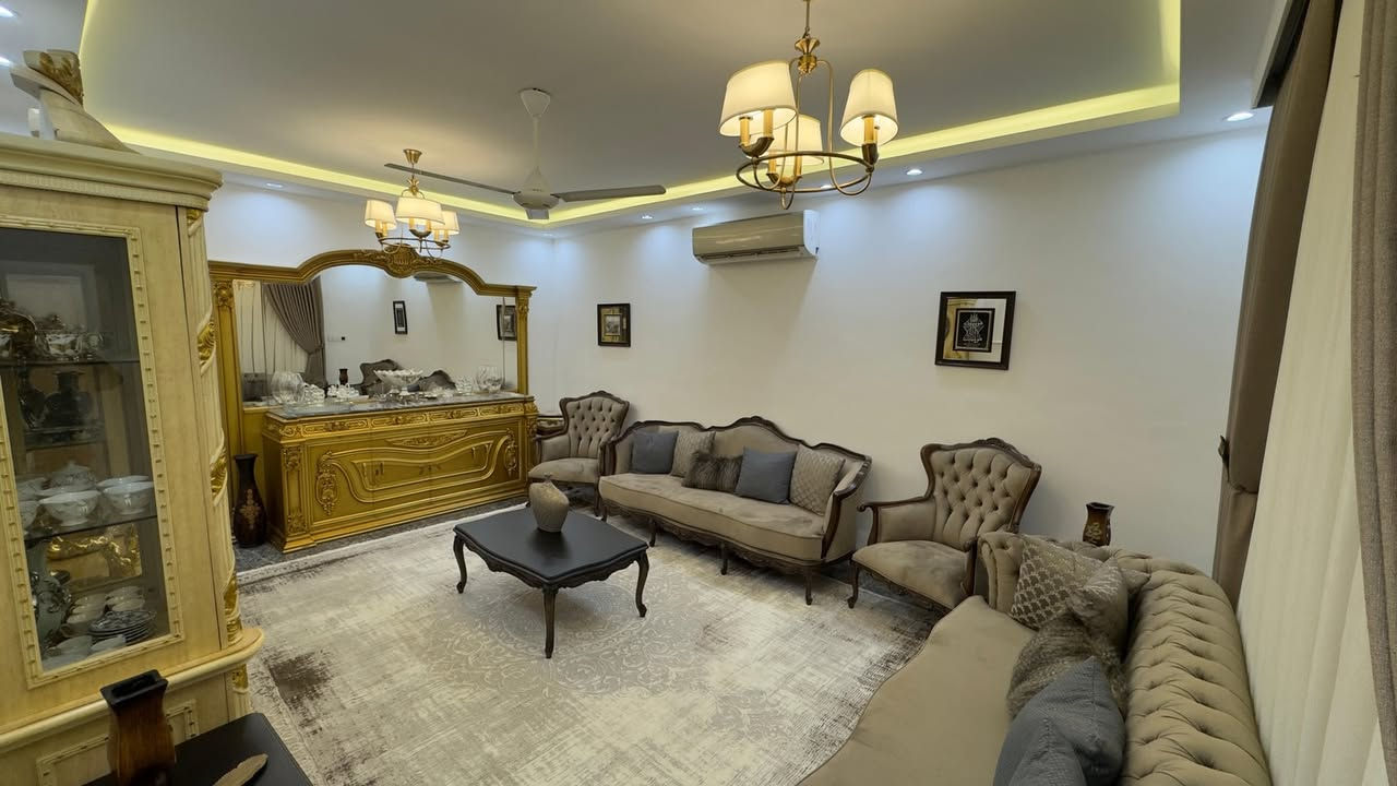 للبيع دار في حي التعاون 

المساحة 200 متر طابقين 

يحتوي على كراج وحديقة مع مطبخ حار وبارد مع صالة واستقبال 

عدد الغرف 4 

السعر 550 مليون قابل للتفاوض 

للاستفسار ***********
