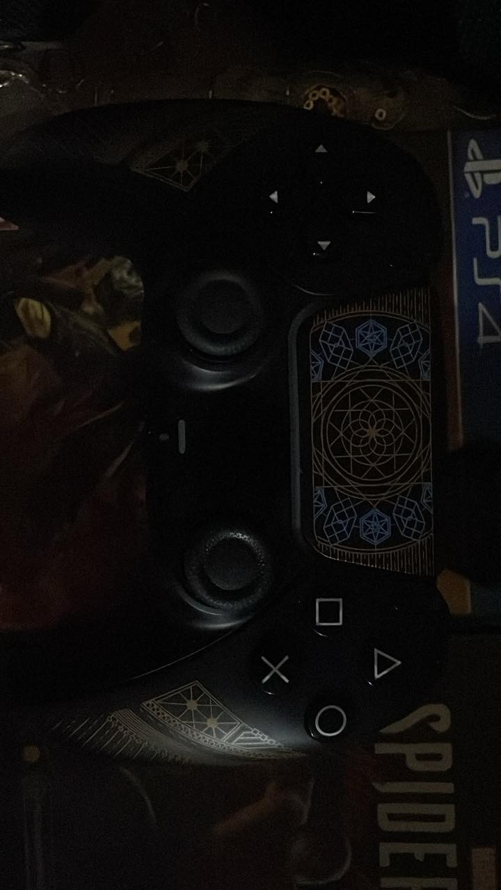 السلام عليكم يتوفر بلي 4 سلم للبيع مع يدات عدد 3 واحده شكل الفايف 
والعاب 
فيفا 24 
سبايدر مان 
وموروتول كومبات  
وبداخل الجهاز روكت ليك وits take two وكول وورزون 
مع كامل ملحقات السعر المطلوب 300  مكان بابل 
للتواصل واتس اب ***********
