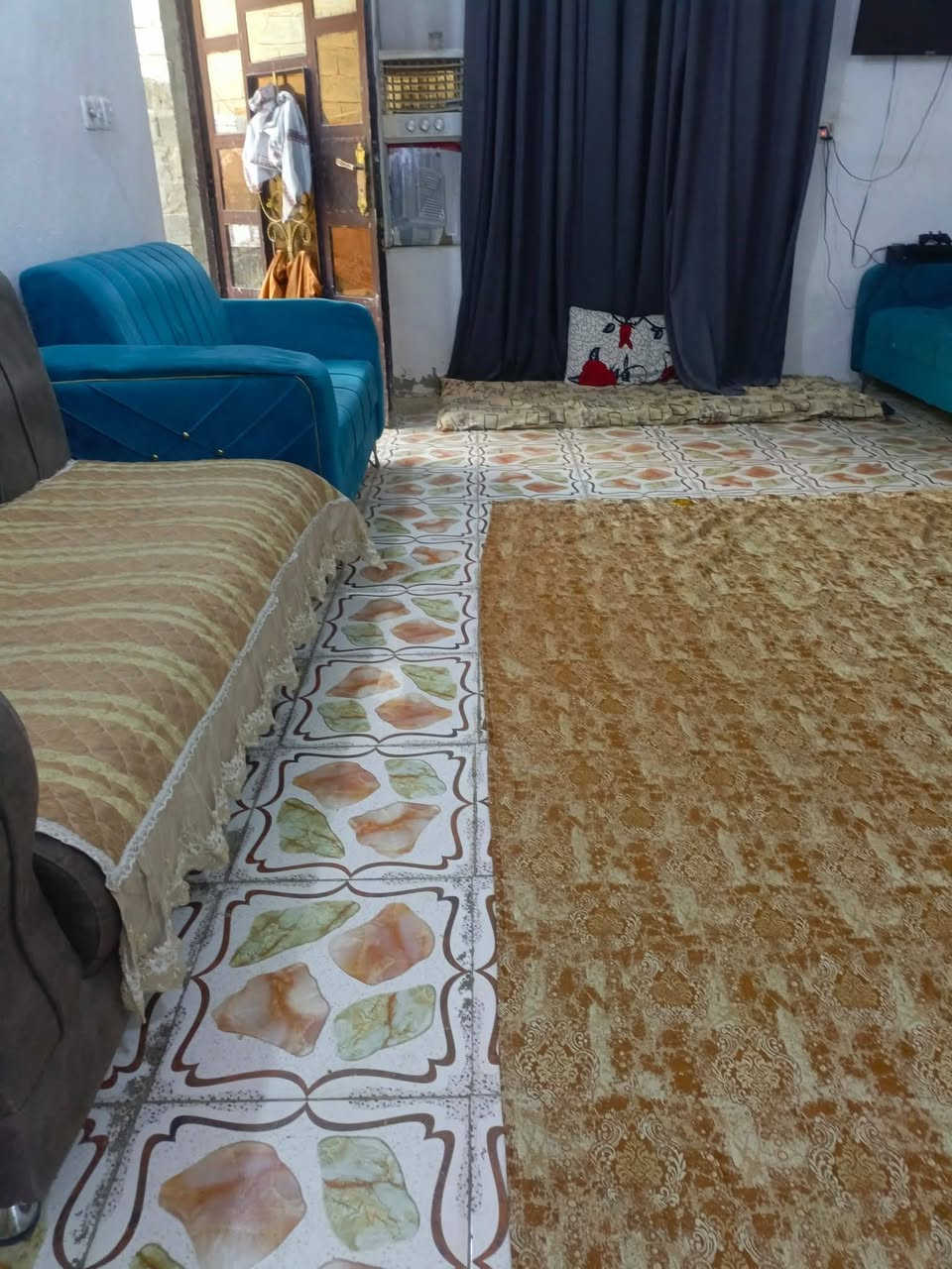 دار لبيع حي البساتين جامع المرتضه/مساحته 140, متر قاطين مسلح فقط لبخ سكف المطبخ والواجه البيت عالي عن شارع رفت مالته تقريبا متر عن شارع خطوتين عن تبليط السعر 80 وبي مجال الشراي ***********
