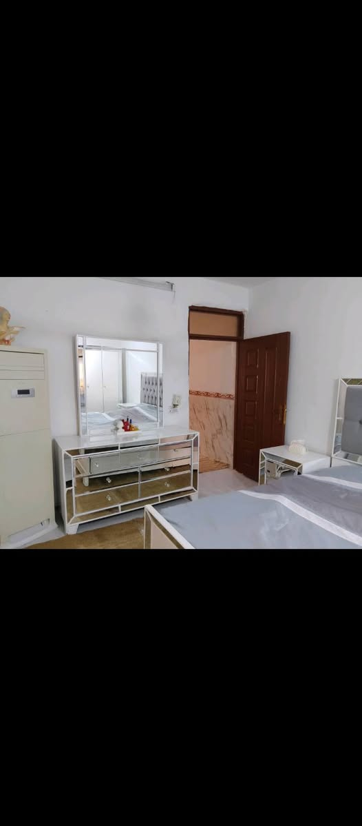 بيت للبيع زراعي مشمول بالطابو بلديات قرب مدرسه تغلب مساحته ١٢٥ غرفتين ومطبخ واستقبال وحمام عدد ٢  واحد خارجي وواحد داخل غرفه النوم منطقه كامله الخدمات للاستفسار اكثر ***********
السعر ٦٠ وقابل للتفاوض
