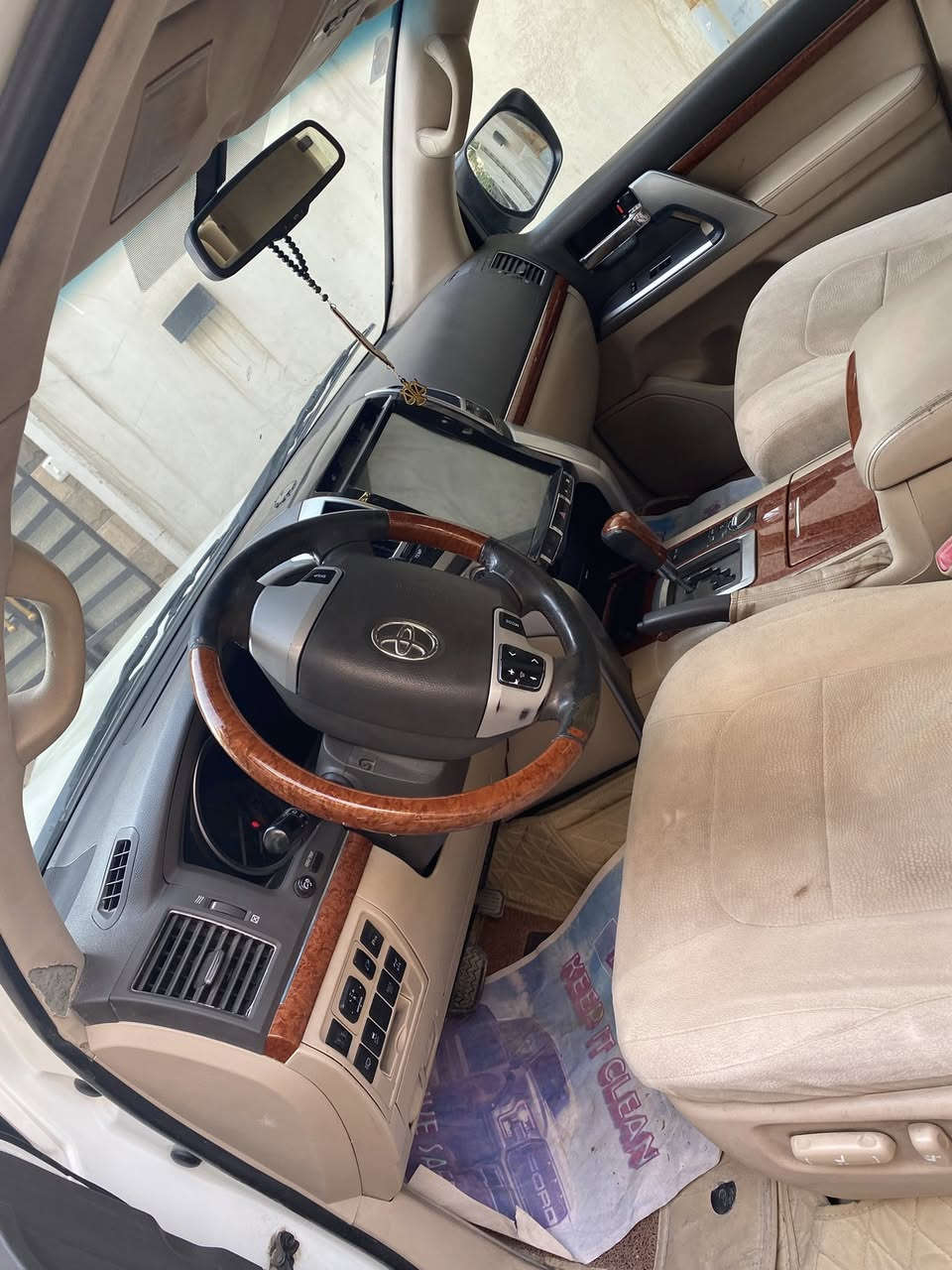 للبيع ٨سلندر موديل ٢٠١٣صبغ فقط التحديث مكان السيارة بغداد للتواصل على الرقم***********
