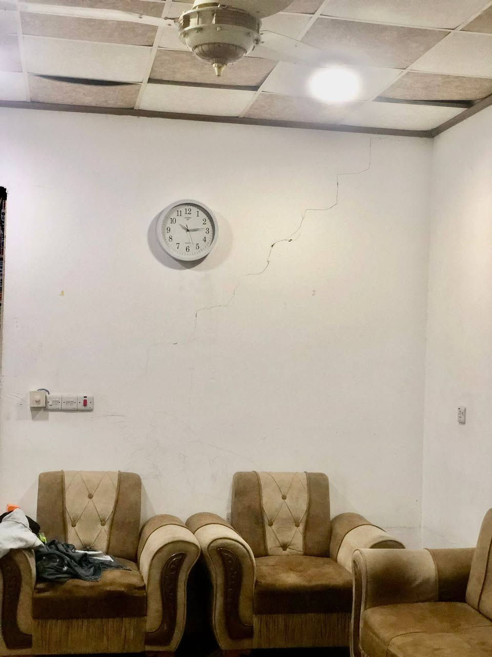 بيت الايجار جبراوه عدد غرف نوم2 استقبال هول خطار مطبخ حمام صحيات ايجار 175الف وبي مجال رقم الهاتف***********
