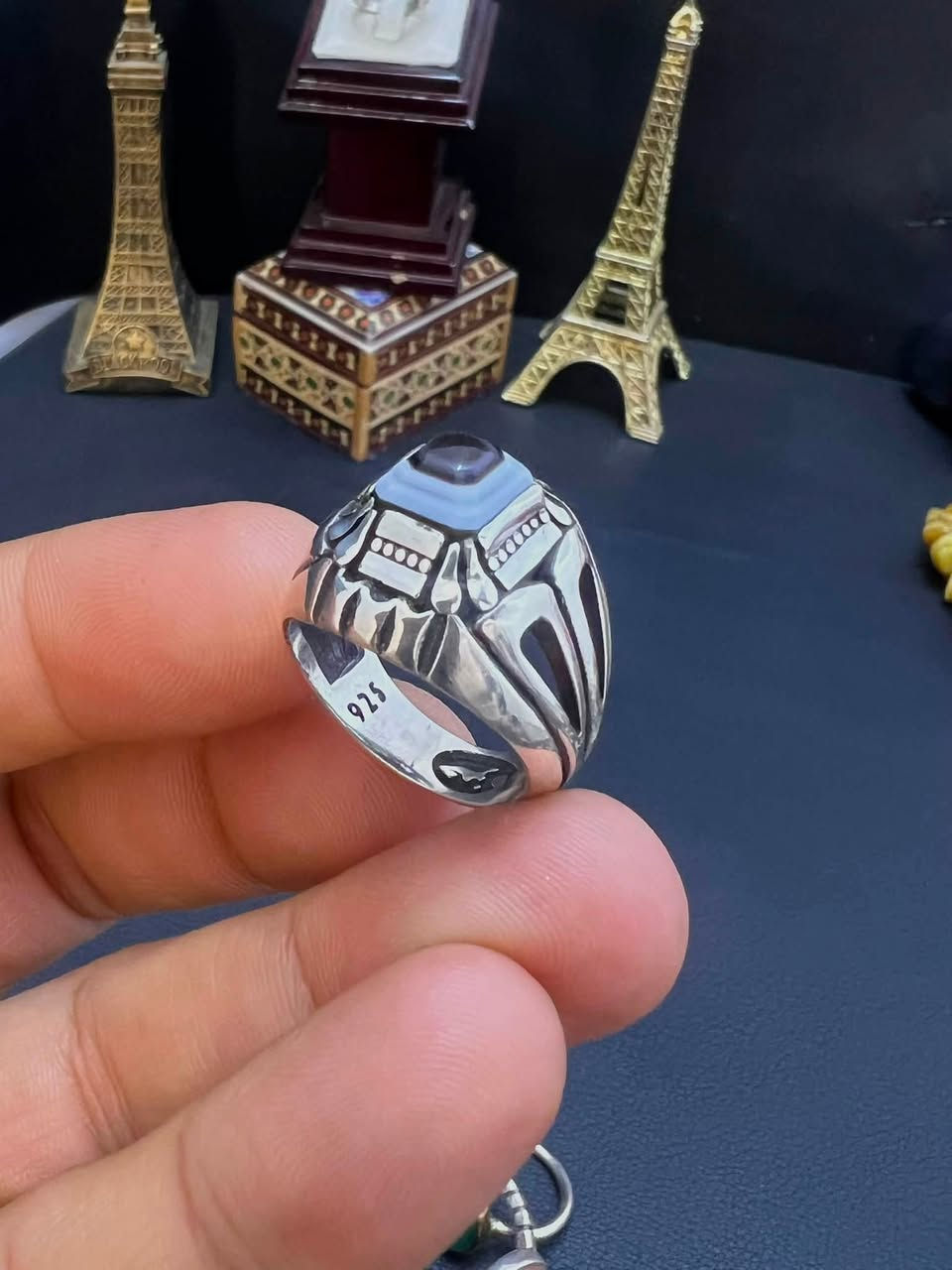 :
جزع بقري ناعم بطبقات طبيعية… قطعة تُحاكي التراث وتخطف الأنظار. 🤎💍

الوصف:
خاتم فاخر مرصّع بحجر الجزع البقري الناعم، يتميز بطبقاته الطبيعية المتناسقة التي تمنح كل قطعة هوية لا تتكرر.
صياغة قوية بتفاصيل دقيقة، تجمع بين الأصالة والفخامة، ليكون خياراً مثالياً لعشاق الأحجار الطبيعية والخواتم التراثية المميزة.

إذا كنت تبحث عن خاتم يحمل جمال الطبيعة وهيبة التراث، فهذا الخاتم يستحق أن يكون ضمن مجموعتك.

📩 للاستفسار والحجز:
***********
