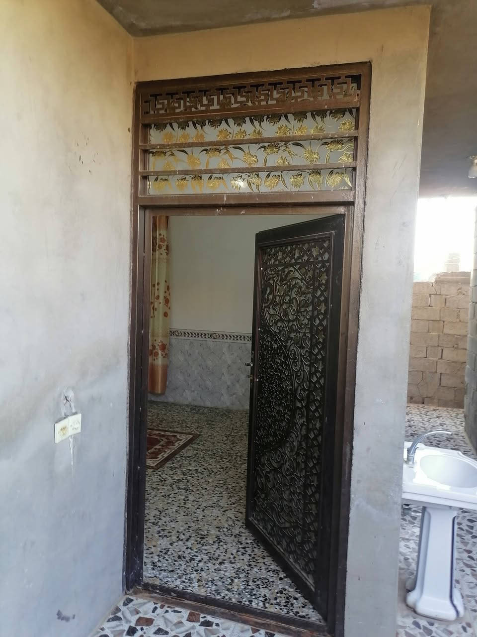 بيت للإيجار طابقين مكانه ابومنيصير منطقت الرظوان قريب البزل يبعد عن الشارع العام ٢٥٠م  خمس غرف نوم سعرالإيجار٣٥٠ قفل ***********   ***********
