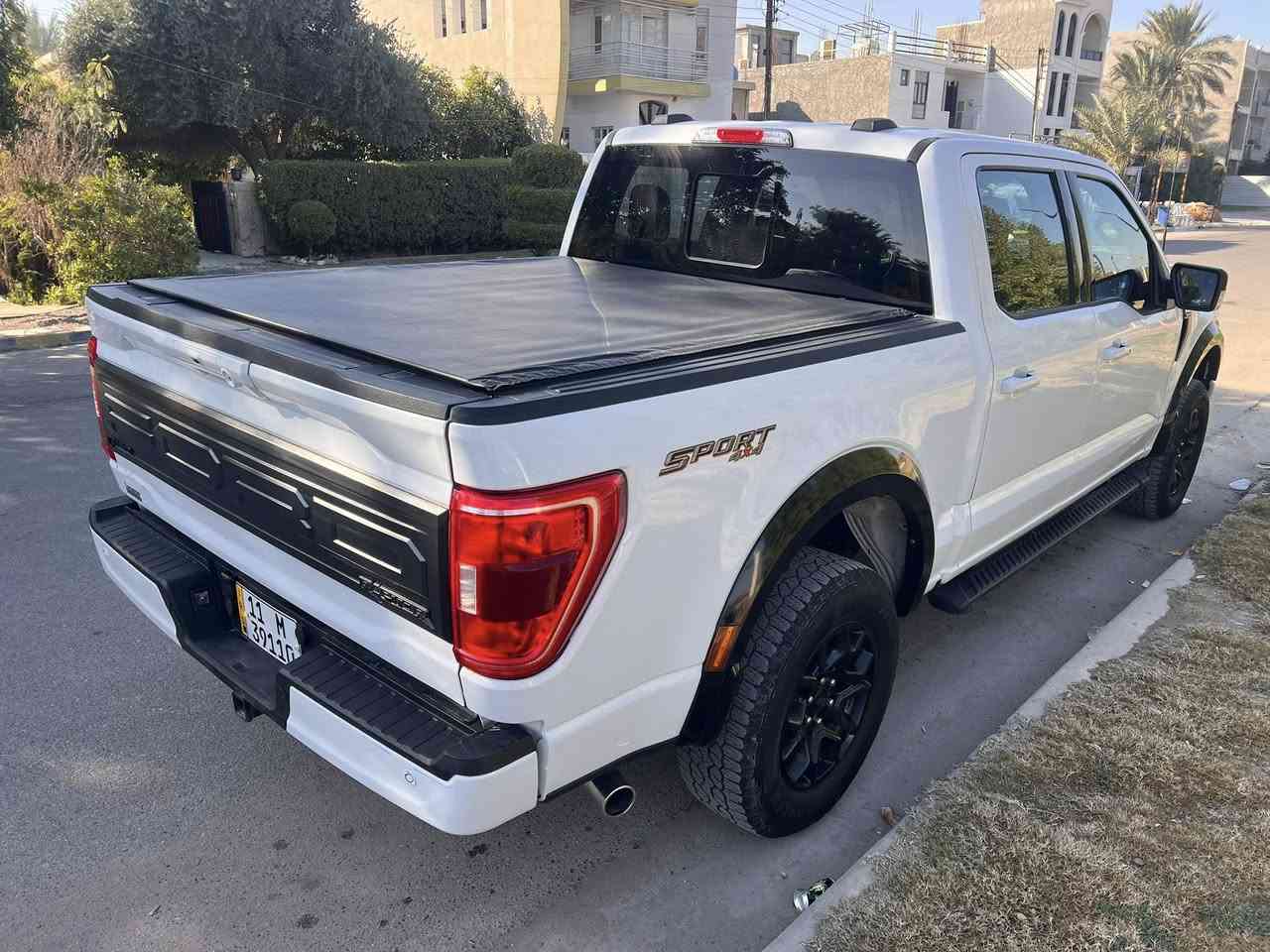 للبيع 
فورد F150 
موديل ٢٠٢٣
فئه xlt sport 
محرك ٨ سلندر ٥٠٠٠ تنفس طبيعي 
وارد امريكي صبغ دعاميات فقط وبدون ايرباك وموضحه صور الحادث
ماشيه ٤٤٠٠٠ مايل 
شاشه كبيره  
 كير طرح وباقي مواصفاته العاديه
اناره محيطيه واناره خلفيه
معلايه من كدام وضايفلها سبيسرات
وضايفلها نفخات جاملغ اصليات
لون ابيض داخل اسود 
السياره اني مستوردها من امريكا وباسمي 
السياره جاهزه ومابيها اي مشكله
رقم بغداد تحويل مباشر 
السعر 325 ورقه يعني 32500 دولار بيها ومجال بسيط للمشتري 
مكانها بغداد حي العدل
للاستفسار: ***********
