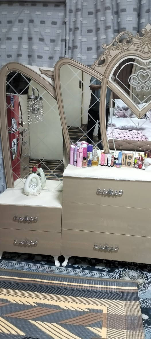 سلام عليكم غرفه نوم للبيع اخت الجديده 
جديده شوفه العين مال عريس يريد يسافر سعره 950الف سعره معرف فوق ال 1,500
مكاني سبع اقصور رقمي ***********اتصل ودلل
