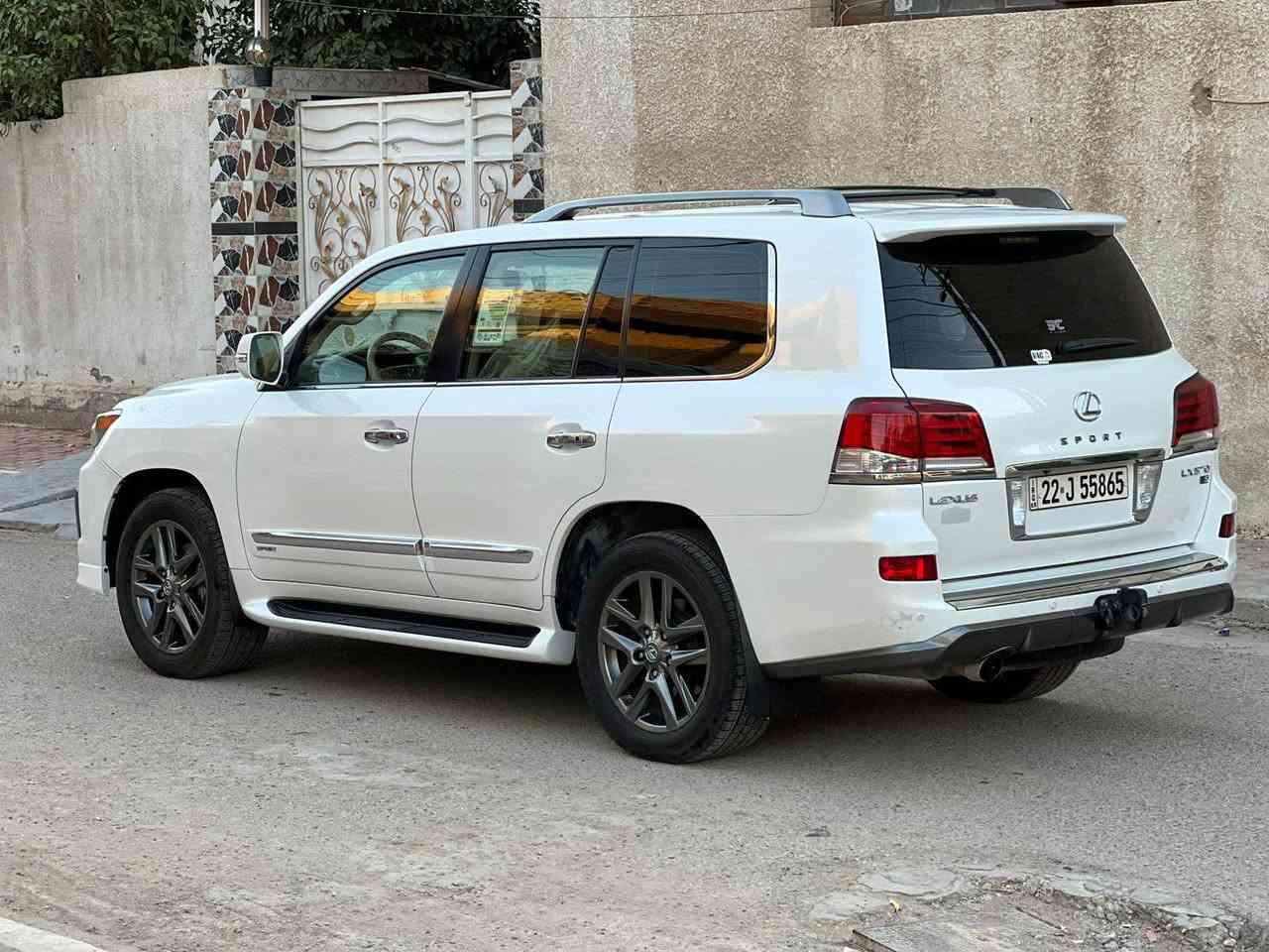 السلام عليكم 
للبيع لكزس 2014 بريم فول مواصفات
كفاله عامه بيها بيها ربع دعاميه خلفيه صبغ 
مكينه كير حداديه كفاله تخم تاير جديد
رقم ربيل بأسمي هزه وسنوية جديده
السعر 410 وبيها مجال مكانها بغداد السيدية 
للاستفسار ع *********** بغداد, العراق
