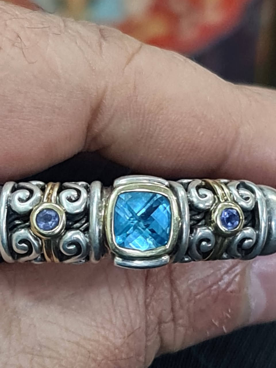 سوار شغل يد.. فضه + غرامين او اكثر بقليل ذهب عيار 14 ليس طلاء كما موضح بالختومات مع حجر التوباز الاصلي ليس معالج وزن السوار الكلي مع الذهب 42 غرام.


**إذا كنت صاحب هذا الإعلان وتريد حذفه لأي سبب، رجاءا أرسل رسالة إلى الدعم الفني**