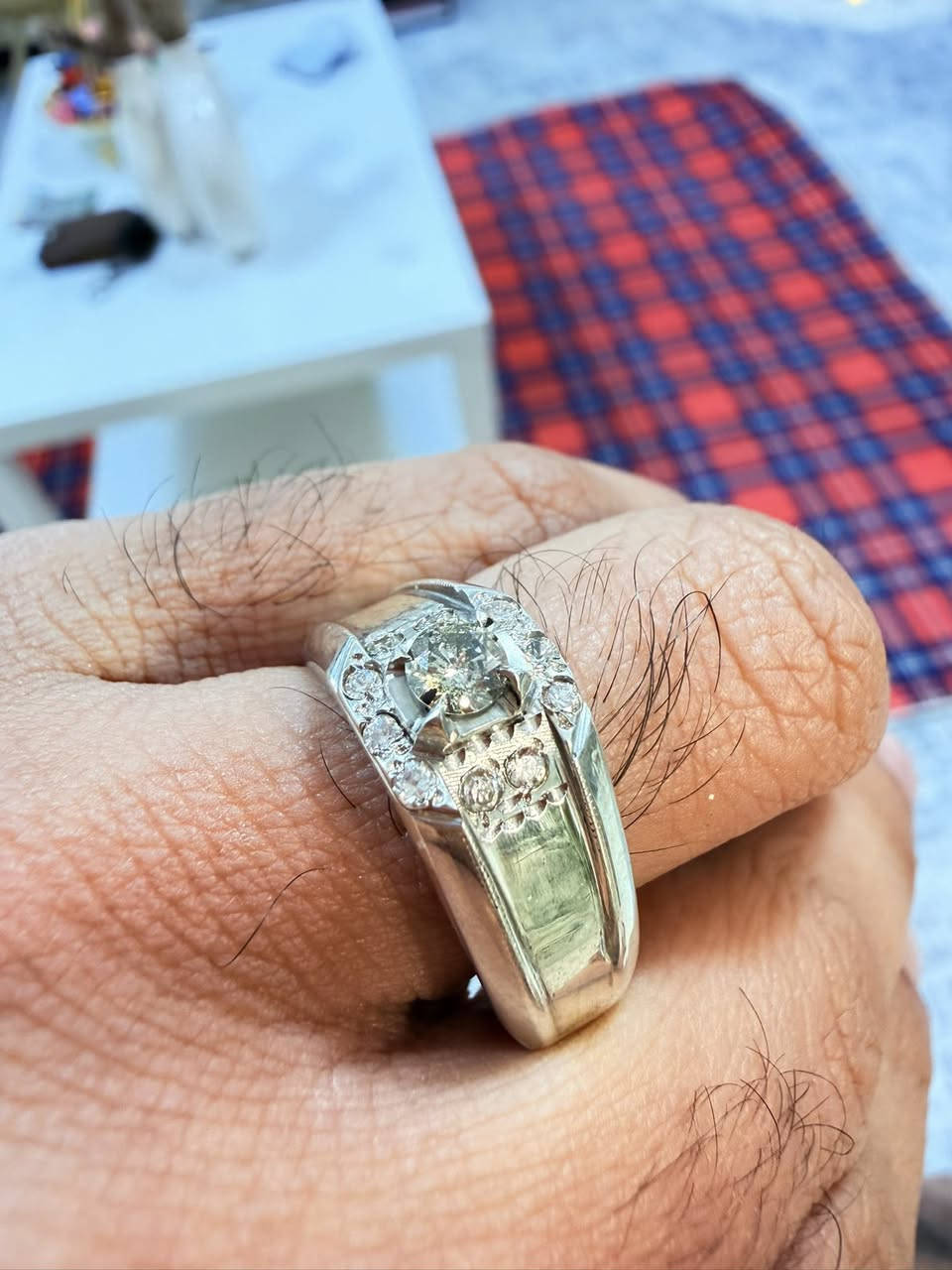 ماسة رقم 2

خاتم الماس بلجيكي قطع دائري   بيور صافي من الشوائب وغير معالج لا زيوت ولا حرارة ولا لون حر طبيعي 
مع شهادة المنشأ العالمية تكدر تقره الباركود وتتأكد من المعلومات مرصع 10 ماسات من الجوانب والكبيرة بالنص 
***********
