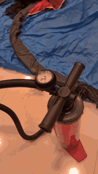 خيمه نفخ أصلية شتائية الطول 220سم العرض 190سم الارتفاع 115سم كاملة منفاخ يدوي. وبي مفذ سحب الهوه المتبقي. وزن الخيمة 5 كيلو جديدة مع كامل ملحقاتها السعر 75 الف خاص او على الرقم ***********. وكلشي اموضح بالفديو والصور
