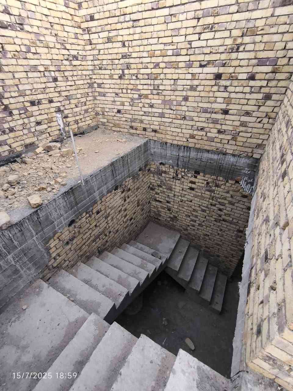 دار سكني للبيع  | التقية | م. النزاهة
_______________________________
 الموقع | مميز جداً على شارع 15 وقريب شارع 40 
_______________________________
 المساحة | 200 م2
الواجهة | 10 م
السعر | 175 مليون . د 
_______________________________
تفاصيل الهيكل بناء 2025 بمواصفات هندسية متكاملة :
🔹 طابقين  : 
4 غرف نوم 
 استقبال + صالة + مطبخ + صحيات متكاملة
🔹 الطابق الثاني غير مسقف .. 
______________________________
للاستفسار اكثر زورونا في مكتبنا الكائن في :
ديوانية - الجزائر- مقابل برج الامراء 
مجاور مستشفى الحياة للعيون - د.حسنين
او الاتصـــال على الارقام
***********
***********
