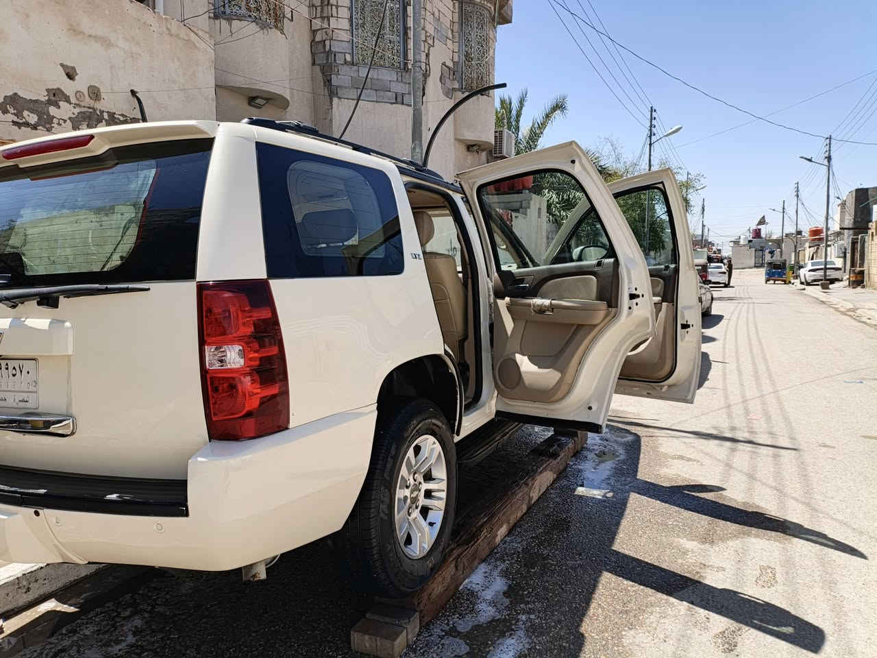 من رخصه الادمن تاهوموديل 13مصبوغه عام بدون اي حادث السياره جاهزه حداديه تخم تايرتبريدخيرمن الله دواخل نضيفه فول مواصفات***********
