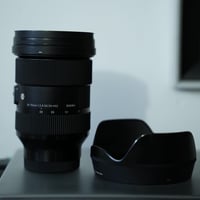 للبيع فقط عدسة سكما 24-70 2.8 للسوني غراضها كاملة جنطة وقبقات وهود وكا...