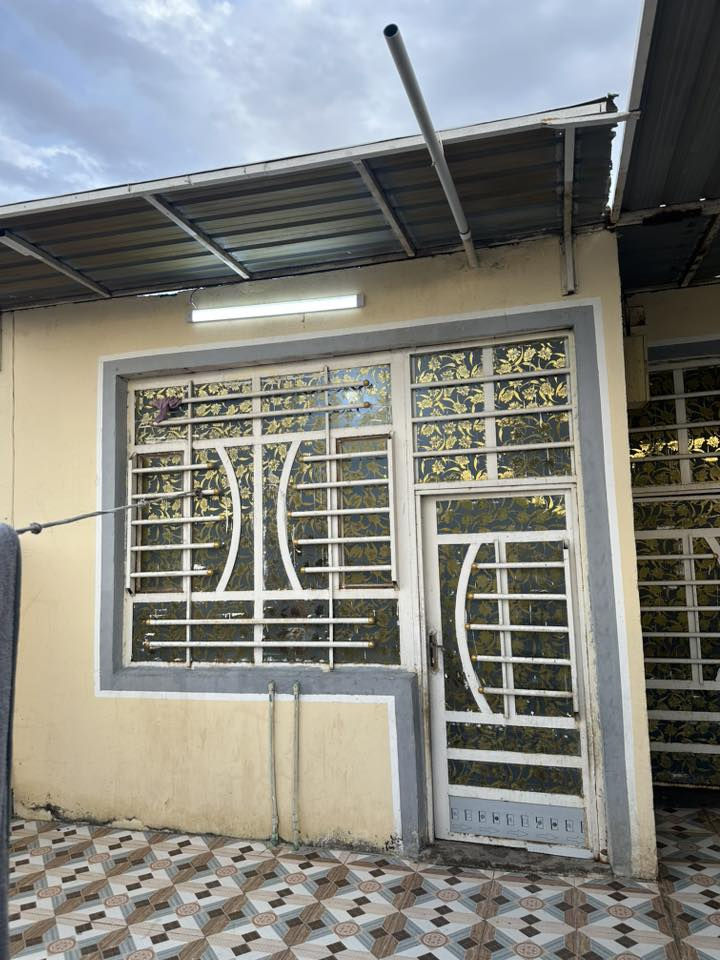 السلام عليكم بيت للبيع في حي السلام قرب قاعه لافندر المساحه 160 البيت كامل مكمل سيراميك وديكورات كلشي متخسر عليه السعر 35وبي مجال ***********
