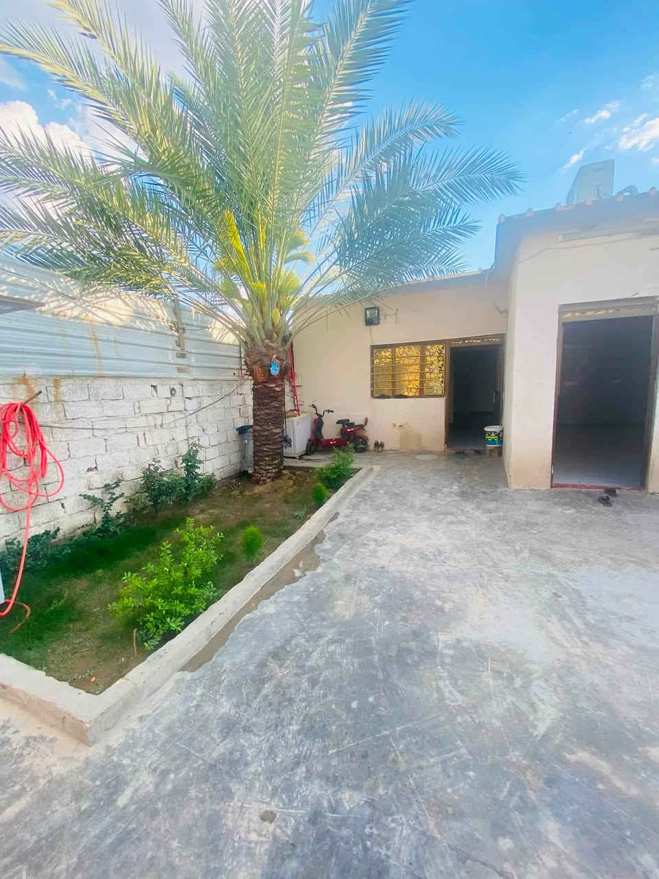 وعليكم السلام
بيت للبيع - سند 25  

📍 الموقع: جسر ديالى - جامع طه، قرب مدرسة فتى الإسلام  

التفاصيل:  

المساحة: 226 متر مربع | سند 25  

الخدمات: كاملة - مي، مجاري، تبليط، كهرباء ✅  

التقسيم: غرفتين نوم + صالة + مطبخ + استقبال + كراج + حديقة صغيرة  

للاستفسار: ***********
